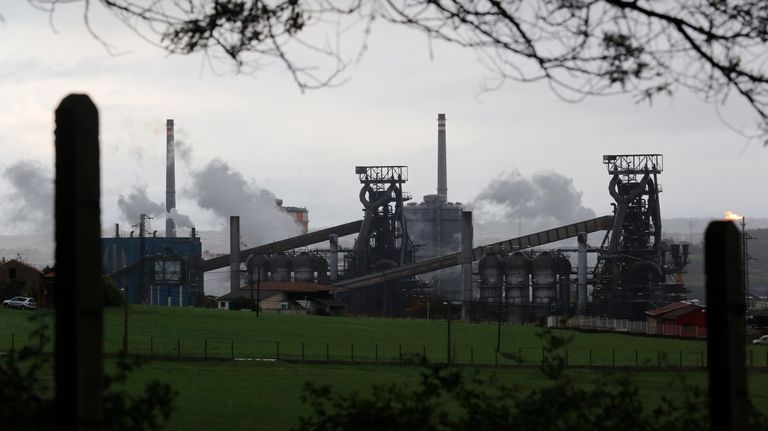 Vista de la fábrica de acero de ArcelorMittal en Gijón