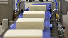 Imagen de archivo de una línea de fabricación de queso de barra