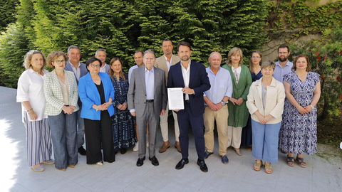 El presidente del PP de Asturias, �lvaro Queipo, acompa�ado por alcaldes y alcaldesas de su partido