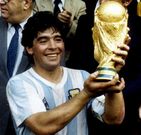Maradona levant la Copa Jules Rimet en Mxico 86, en un Azteca con 114.600 personas. 