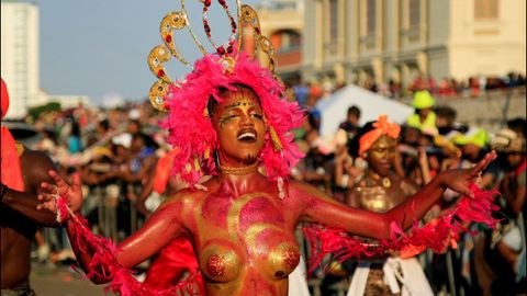 Desfile folclórico y artístico de las Fiestas de Independencia en Cartagena (Colombia)