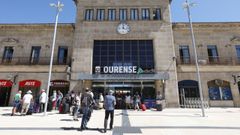Turistas en la estacin de tren de Ourense