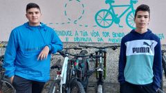 Hugo Espn e Izn Fernndez, dos alumnos del centro que van en bicicleta desde hace dos aos