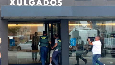 Llegada a los juzgados de Tui del detenido por el accidente mortal de o Rosal en el que falleció un motorista.