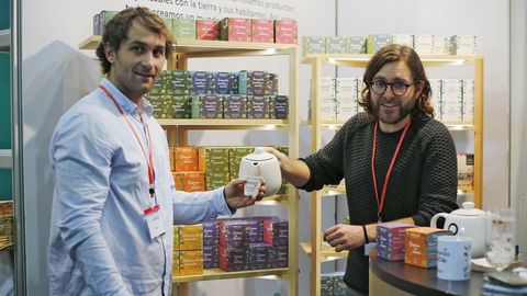 Óscar Torres, a la derecha, presenta Orballo, una marca de infusiones de Paderne (A Coruña)