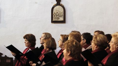 El coro de Xograres de Lemos cant durante la misa de San Blas en A Rgoa