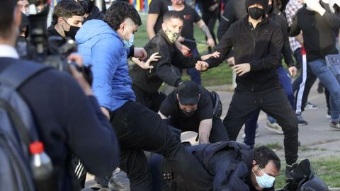 Un policía recibe una patada de un manifestante