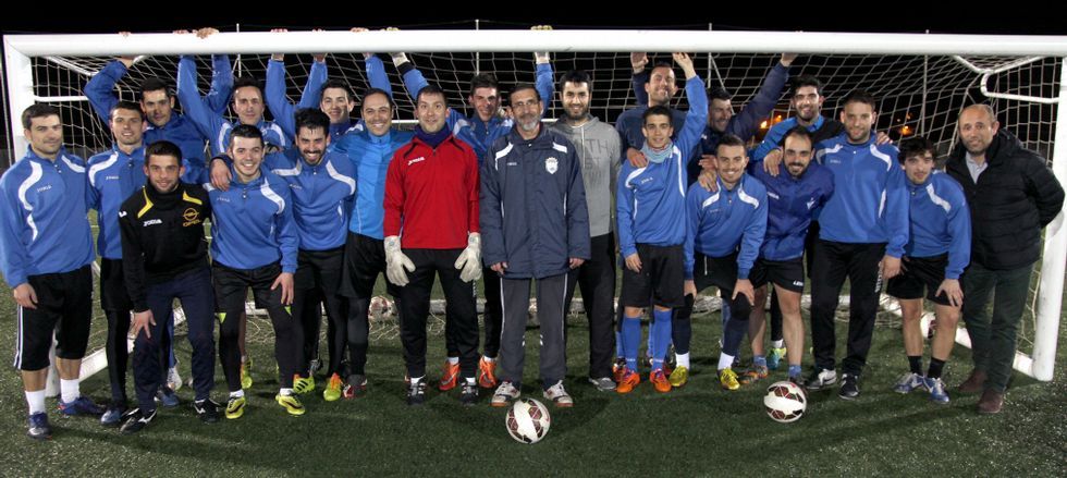 <span lang= es-es >Un cerrojo bajo los tres palos</span>. El Noia es el equipo menos goleado de la temporada en Preferente, con 35 tantos en 37 encuentros. En   la imagen, y para simbolizar la gesta, posan jugadores, cuerpo t�cnico y presidente bajo una porter�a en el campo de San L�zaro. 