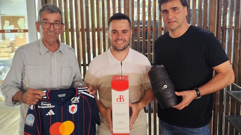 Una estrella internacional de los banquillos del fútbol femenino, de relax en la Ribeira Sacra