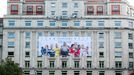 Fachada del�Edificio de la Caja de Ahorros de Asturias, con la lona dedicada a Santi Cazorla