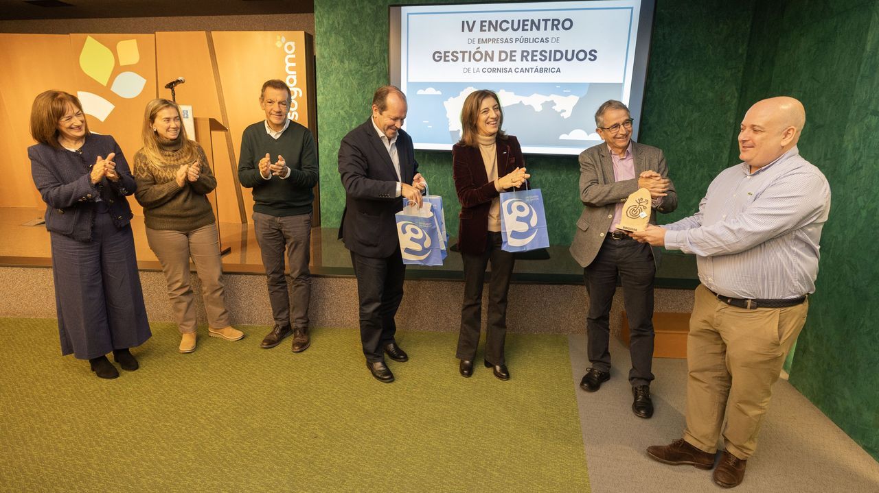 El beln hecho a mano y ecolgico hecho por unas vecinas en Porto, Pontecesures.La conselleira de Medio Ambiente, ngeles Vzquez (tercera por la derecha), en el encuentro de empresas de gestin de residuos celebrada este jueves y viernes.