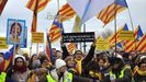 Manifestantes recibieron este lunes en el Parlamento Europeo a Carles Puigdemont y Toni Comn