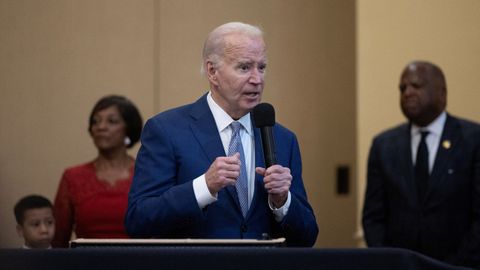Joe Biden recuerda a los cados desde Columbia, Carolina del Sur, el domingo.