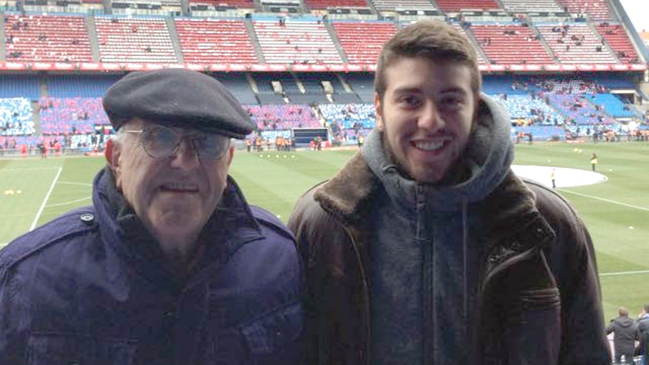 Un asturiano en mitad de las protestas de Chile.Ra�l Fern�ndez (a la derecha) junto con su padre, de origen asturiano