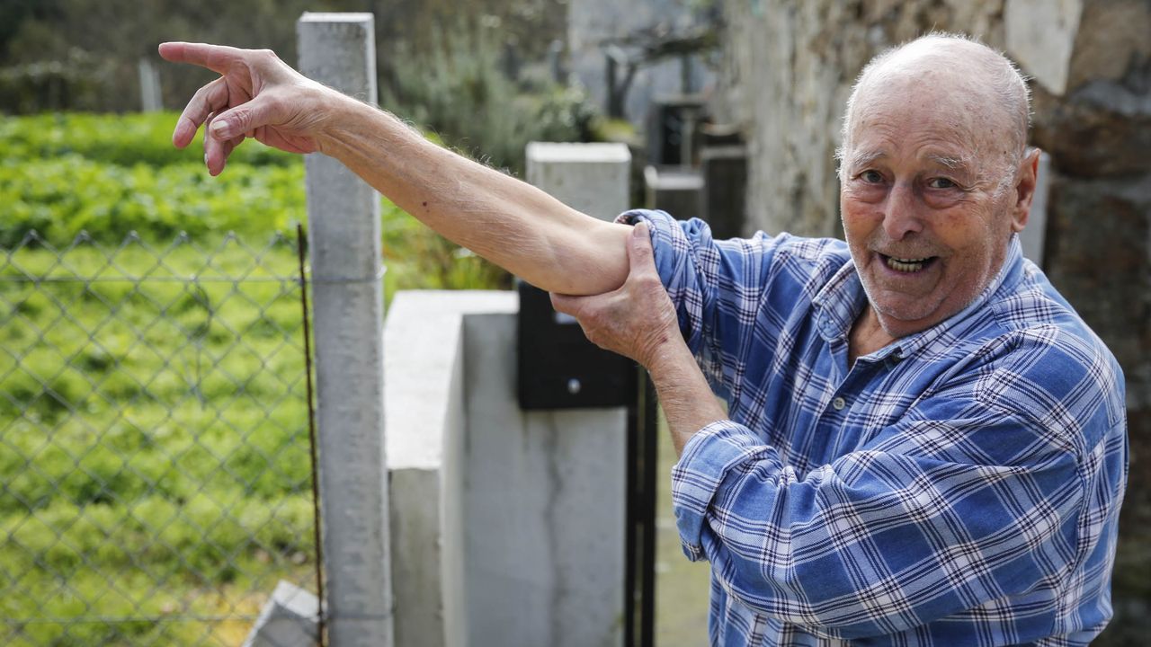 Xurxo Ayn, co arquelogo Alfredo Gonzlez Ruibal, sobre os restos dun tanque sovitico dos anos 80 durante unha expedicin cientfica en Etiopa que se levou a cabo no 2006