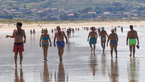 Gente paseando por la playa de A Lanzada 