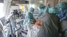 Paciente con covid en la uci de Ferrol durante la pandemia