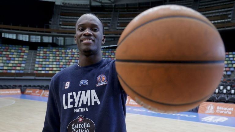 Macachi Braz, ala-pívot del Leyma Básquet Coruña: «Gracias a los aficionados nos ganamos la vida, debemos transmitirles felicidad»