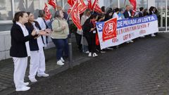 Protesta de trabajadores de la sanidad privada ante el Hospital San Rafael de A Coruña