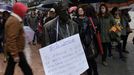 Un cartel con acusaciones contra Woody Allen cuelga durante una manifestación contra la violencia de género 