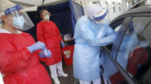 Realización de pruebas PCR en las carpas habilitadas en el hospital Novoa Santos