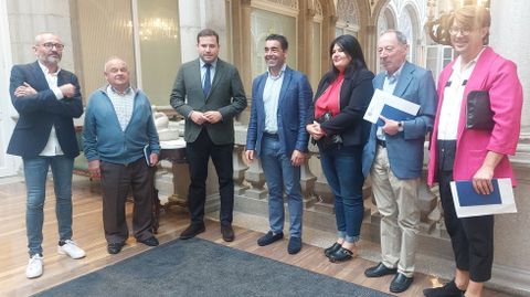 Los alcaldes del pacto de Pedre junto al presidente de la Diputación, Luis López.