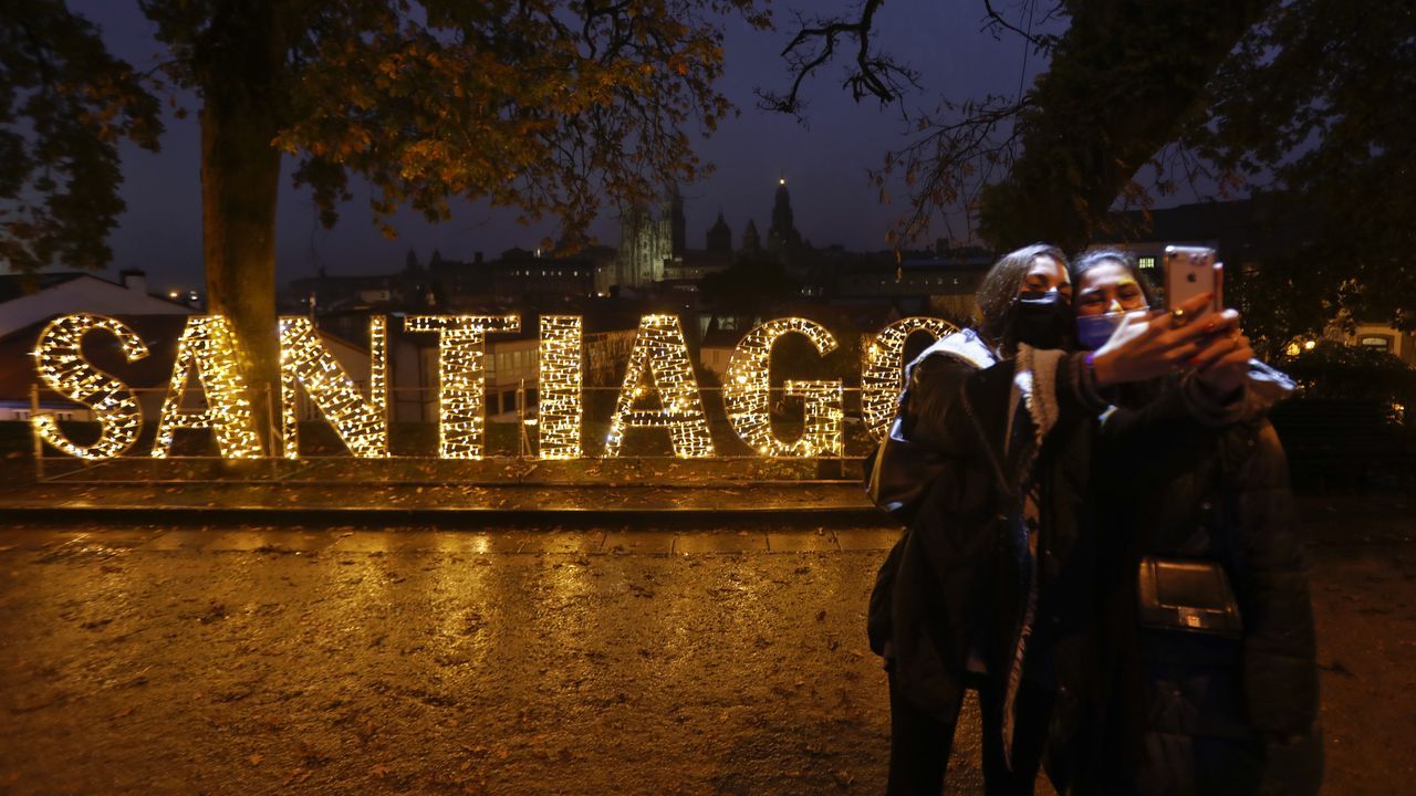 La Navidad ya ilumina Santiago.El artesano de la madera y la piedra Carlos Garca, en pleno trabajo de tallado de la escultura dedicada a los peregrinos