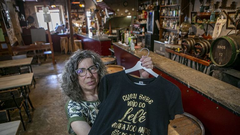Taberna O Lelé, 101 años despachando vinos en el corazón de Noia