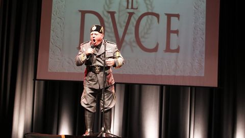 El espectáculo «Yo, Mussolini» es una pieza provocadora y divertida para generar optimismo y «risistir» con «intelixencia á intolerancia»