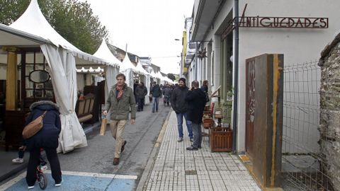 La Feira de Antigidades de Sarria se celebra en la Ra do Porvir, donde estn los establecimientos de anticuarios que hay en esta localidad
