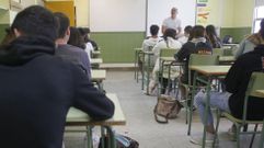 Fotografía de archivo de un profesor dando clase en un centro educativo