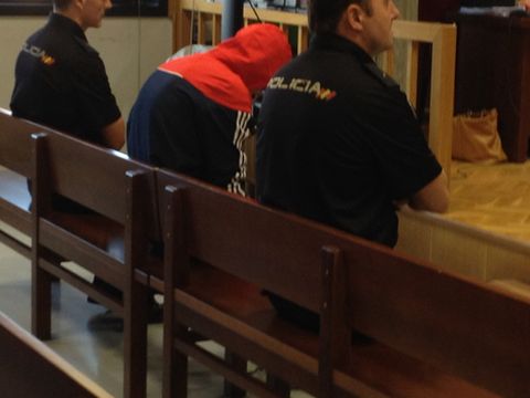 El acusado, cubierto con capucha, en la primera sesin del juicio de la Audiencia en Vigo