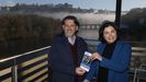 Elena Candia, con Valentín, de Afalu, presentando su decálogo de contrato para Lugo