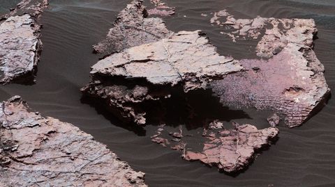 La rejilla de pequeos polgonos de la parte derecha de la imagen pudo haberse originado al secarse el barro. Las noticias sobre los hallazgos de agua en Marte son recurrentes