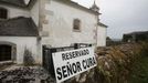 Un cartel menciona al cura de la parroquia de Corbelle, cerca de unos terrenos que los vecinos le reclaman a la Diócesis de Mondoñedo.