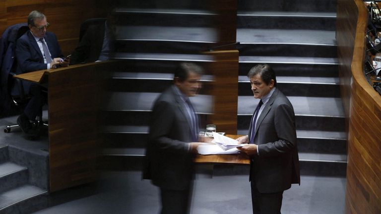 El presidente del Principado, Javier Fernández, interviene desde la tribuna, ante el pleno de la Junta General