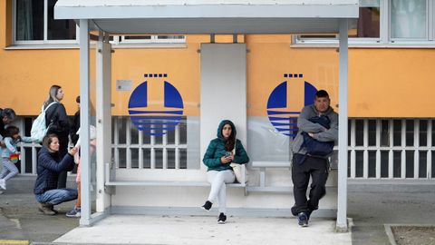 Personas esperando en las paradas de autobús de Oleiros