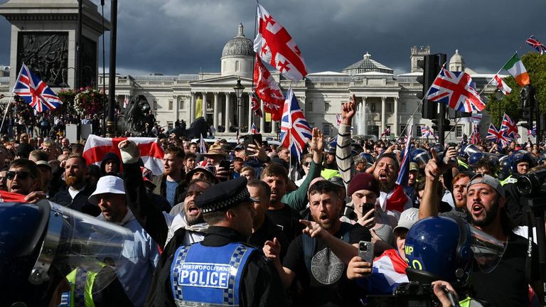 Más de 100.000 personas convocadas por la ultraderecha se citan en Londres contra la inmigración