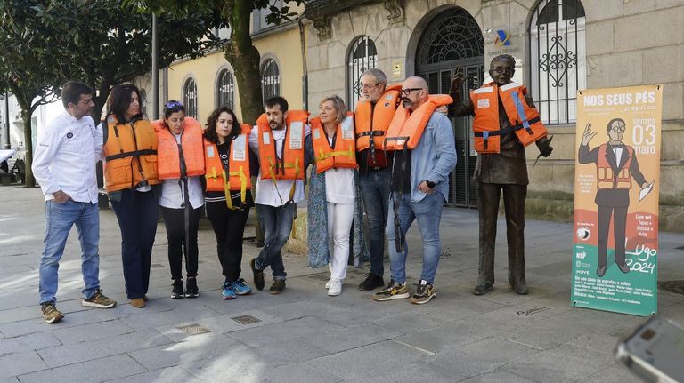 Presentación del festival del 3 de mayo en Lugo, con autoridades y organizadores con chalecos salvavidas