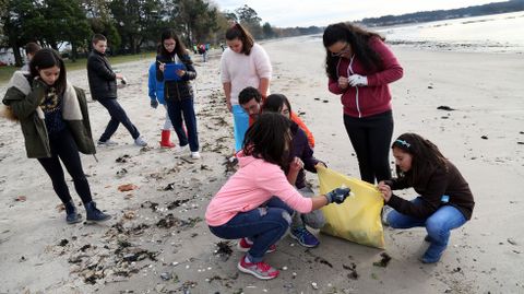  Limpieza en la playa de Barraa a cargo de 50 escolares dirigidas por el GALP Ra de Arousa