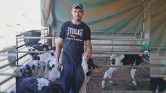 Adri�n Ferrol Garc�a en la granja donde encontr� trabajo a trav�s de Emprural