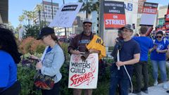 Huelga de guionistas de Hollywood para protestar por sus precarias condiciones laborales