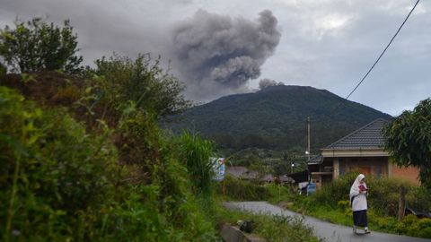 Recuperan los cuerpos de 11 escaladores en Indonesia tras la erupción del volcán Marapi