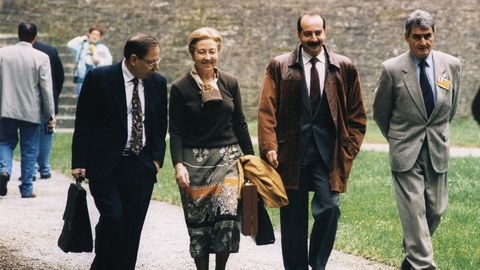 Manuela Lpez Besteiro, rodeada por Dositeo Rodrguez y Antonio Couceiro durante un retiro en el monasterio de Samos en 1995