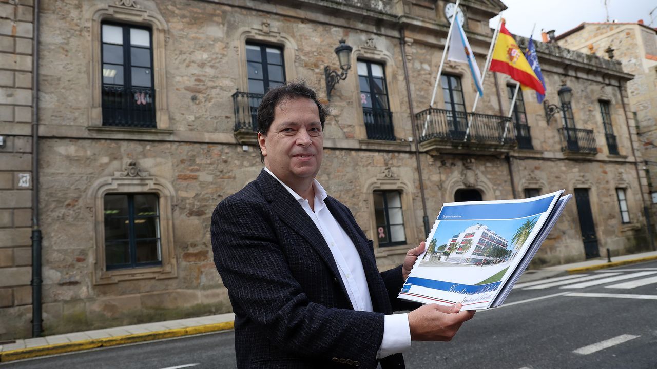 Pablo Terroba, ingeniero viveirense de ExxonMobil.Armando Rodr�guez muestra el proyecto de la edificaci�n
