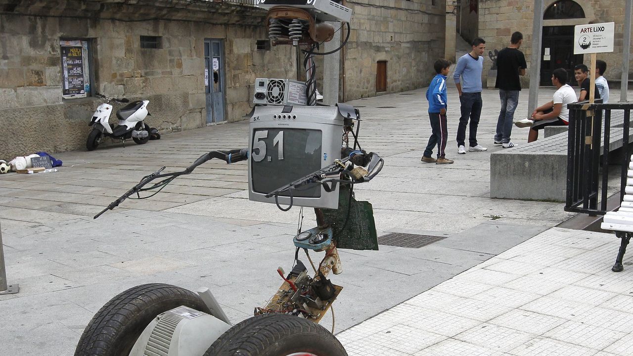 Un tractor realizando una limpieza en la playa de Barra�a, en Boiro