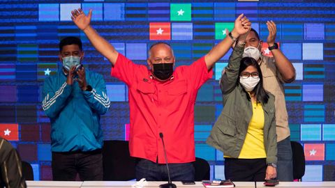 Diosdado Cabello, Delcy Rodriguez y otros candidatos oficialistas celebran el resultado de las elecciones de Venezuela