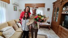 Elisa Prieto, vecina de Cortin (Bergondo), con una de sus bisnietas, Noa, y con la alcaldesa de Bergondo, Alejandra Prez, que le regal un ramo de flores por su 100. cumpleaos.