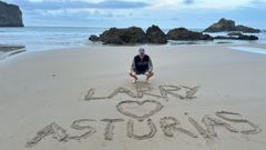 Larry Shy Guy, el estadounidense enamorado de Espaa que se ha vuelto viral en redes, visita la playa de La Franca en Asturias