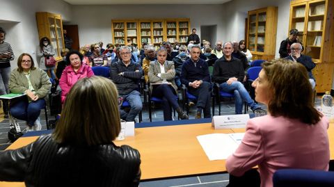 Reunión de Ángeles Vázquez con los afectados por los fuegos